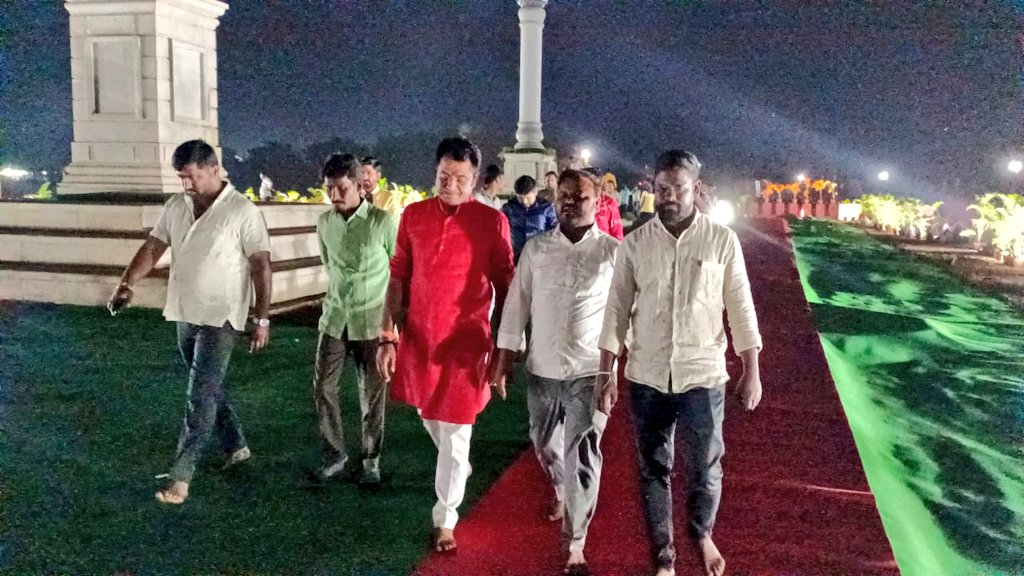 Shiva_Ashtagii's tweet photo. ಐತಿಹಾಸಿಕ ಗೊರಟಾ ಗ್ರಾಮದ ಹುತಾತ್ಮರ ಸ್ಮಾರಕ ಉದ್ಘಾಟನಾ ಸಮಾರಂಭದ ತಡರಾತ್ರಿ ಬಿಜೆಪಿ ಯುವ ಮೋರ್ಚಾ ರಾಜ್ಯಾಧ್ಯಕ್ಷರಾದ ಡಾ. ಸಂದೀಪ್ ಕುಮಾರ್ ಅಣ್ಣ, ಮತ್ತು ಪರಿಷತ್‌ ಸದಸ್ಯ ತುಳಸಿ ಅಣ್ಣ ಮುನಿರಾಜುಗೌಡ ಅವರೊಂದಿಗೆ ಗೊರಟಾ ಗ್ರಾಮದಲ್ಲಿ.
#Gorta #Basavakalyan #Karnataka 

@AmitShah @blsanthosh
@DrSandeepBJYM @tulasimuniraju1 https://t.co/z0AVnv5lrU