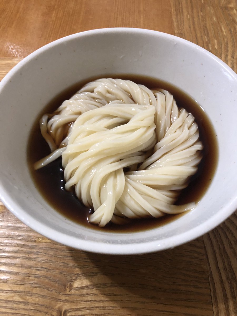 udonmarukawa's tweet photo. つくしの里
北海道100
加水48

生地伸ばすんむずいなぁ。
全然均一に伸ばされへん。
手打ちでやってるうどん屋さんの技術の凄さを改めて感じるわ。 https://t.co/ah75QBV2Wi