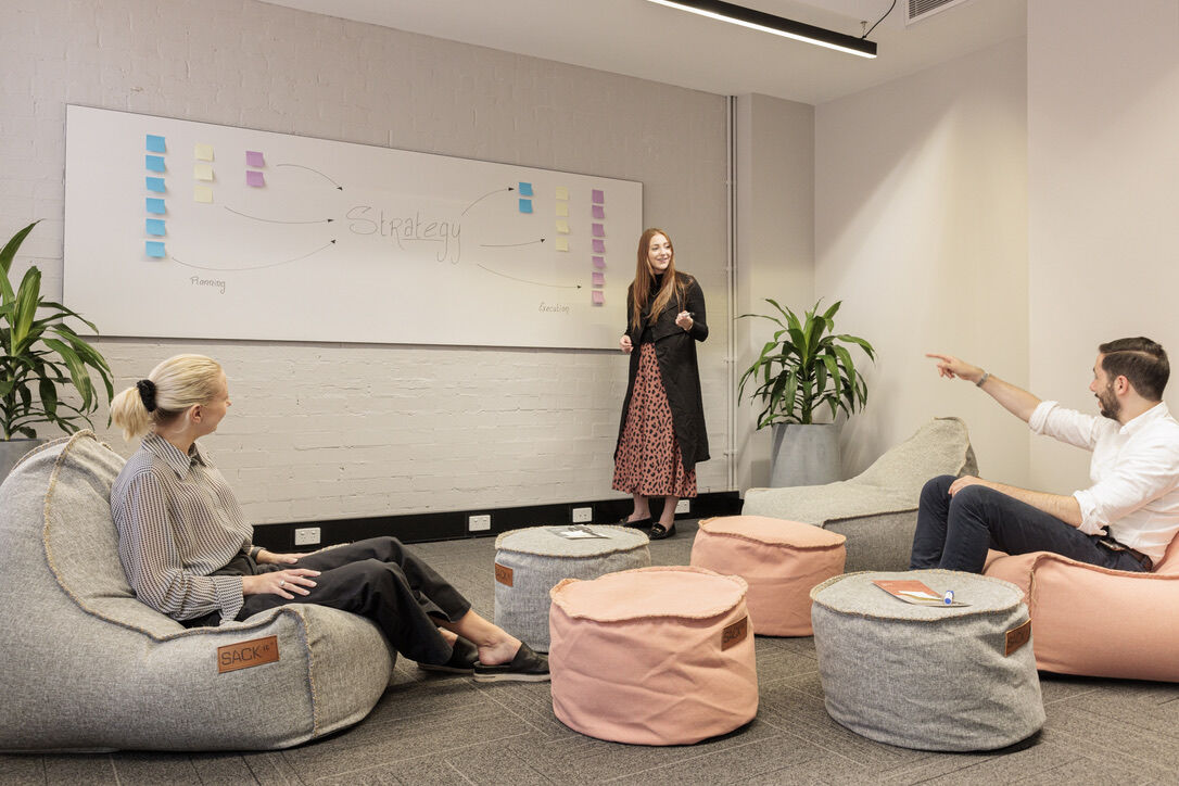 UnitedCoworking's tweet image. From team collaboration to brainstorming sessions, our space is designed to inspire and encourage interactive discussions 💭
Let us help you create a customised experience that perfectly suits your next training session!

#UnitedCo #TrainingRooms #TrainingRoomsMelbourne