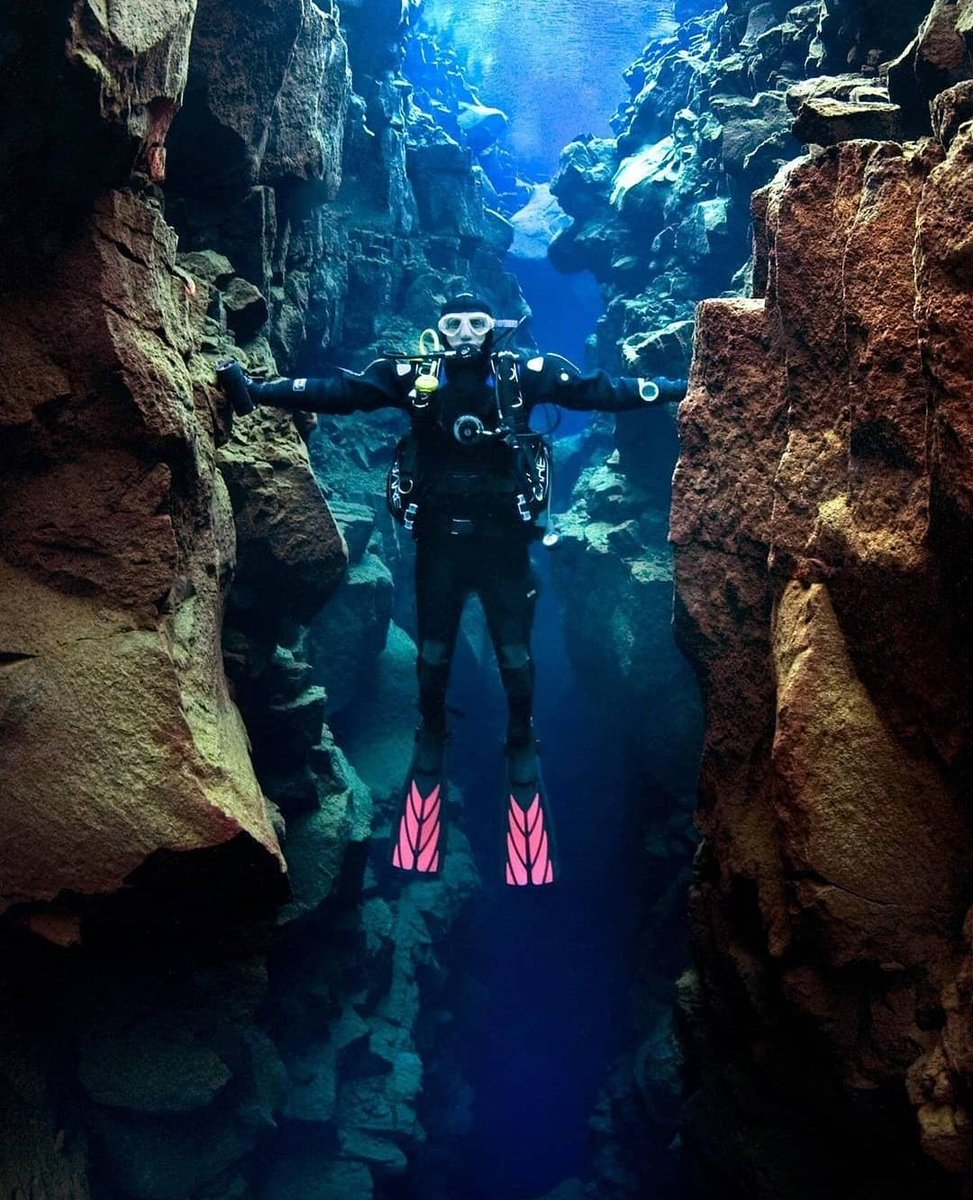 🔥 Toucher le continent Américain et Européen en même temps. Ça c'est fait ! La fissure nommée Silfra, située au sein du Parc National Thingvellir en Islande, est le seul endroit sur Terre ou vous pouvez plonger et voir deux plaques continentales à moins de deux mètres l'une de