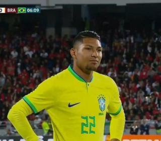 jonasstelmann's tweet photo. O NÍVEL DA SELEÇÃO!

Ao longo dos últimos anos, o Palmeiras LUTOU para contratar um camisa 9 e NÃO CONSEGUIU! Abel Ferreira, então, resolveu improvisar o Roni, até que seu pedido por um jogador da posição fosse atendido. Roni surpreendeu e quebrou o Galho. Aí, a seleção vai lá, e convoca o jogador que é improvisado no seu time e o transforma no titular da posição. Isso porque Arthur Cabral e Pedro, que é o sonho do time onde Roni quebra o galho, não foram convocados porque devem jogar Handebol. Inacreditável o buraco que a CBF vai enfiando uma das camisas mais pesadas da história do futebol.

#SelecaoBrasileira #Brasil #MARxBRA