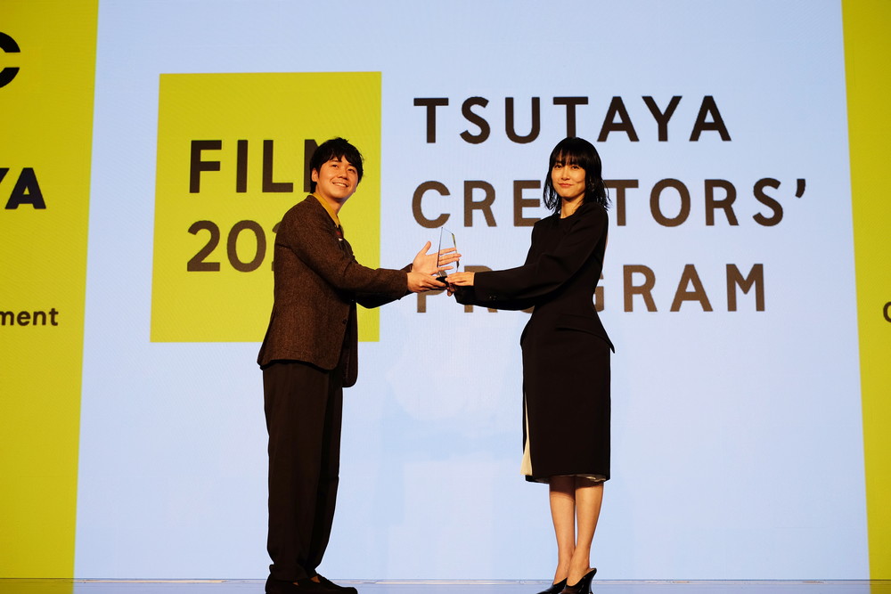 eigajoho's tweet photo. 『TSUTAYA  CREATORS’ PROGRAM  FILM 2022』グランプリ授賞式　
スペシャルプレゼンターに“#菊地凛子”が登場　
グランプリは #竹中貞人『#16小節の旅の始まり』　
https://t.co/Yja0eT5f33
#TCP2022 https://t.co/YGl6n9u7Pa