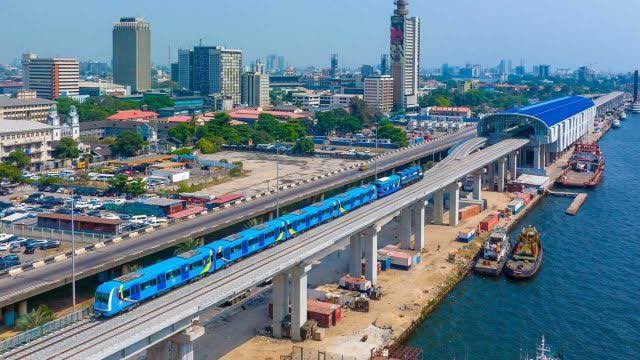 GoziconC's tweet photo. Lagos (the state filled with rascals)                                          Versus.                                 Anambra (the state filled with men of integrity and honour) https://t.co/n7AonzFjp1