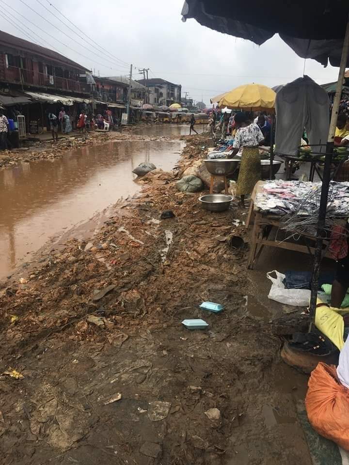 GoziconC's tweet photo. Lagos (the state filled with rascals)                                          Versus.                                 Anambra (the state filled with men of integrity and honour) https://t.co/n7AonzFjp1