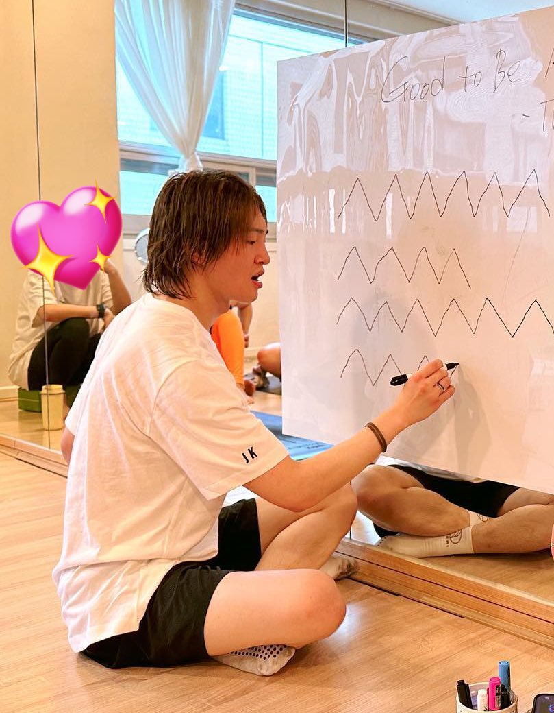 memo_onew's tweet image. 230326 @ jay.activelifestyle 인스타그램 
instagram.com/p/CqPg6phuUI-/
2023-03-26 15:40:16 

Onew is counting the beats of the music.
#onew #insideflow 

#온유 #ONEW #オンユ #샤이니 #SHINee #Circle #ONEW_Circle