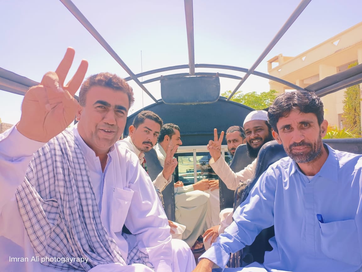 کیا خوب کہ ہے معتوب وہی، مغضوب وہی، مطلوب وہی
تاریخ بشر کو جس جس نے خوں دے کے گل و گلزار کیا۔

یہ ملت احمد مرسل ہے اک ذوق شہادت کی وارث
اس گھر نے ہمیشہ مردوں کو مقتل کیلئے تیار کیا.
<a href="/MHidayatRehman/">Maulana Hidayat ur Rehman Baloch</a>