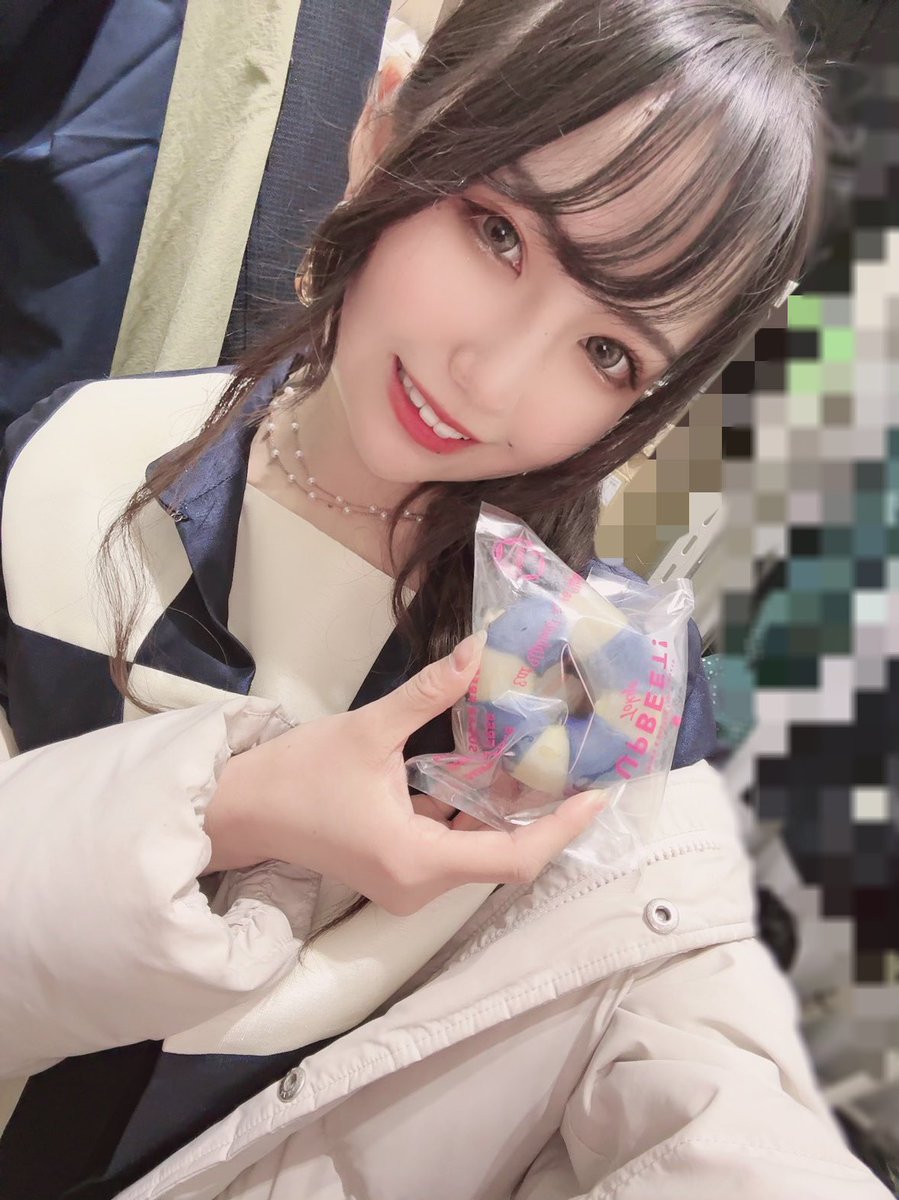 Roa_Ezaki's tweet photo. 気になってた会場限定の #UPBEET のドーナツもらった🍩
マリンっぽくてめちゃくちゃかわいい……
こういうグルテンフリーとか材料にこだわってる製品、普段私の食生活酷いから染みる……💖 ̖́
#パシフィコ横浜 #ボートショー #コンパニオン https://t.co/JGDkwlisAA