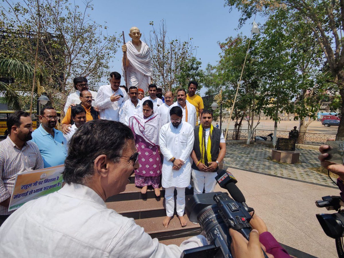DipikaPS's tweet photo. तानाशाह और इस हिटलर सरकार के ख़िलाफ़ लोकतंत्र की रक्षा के लिए 'संकल्प सत्याग्रह' में शामिल हुई है। https://t.co/ea3GcZygNY