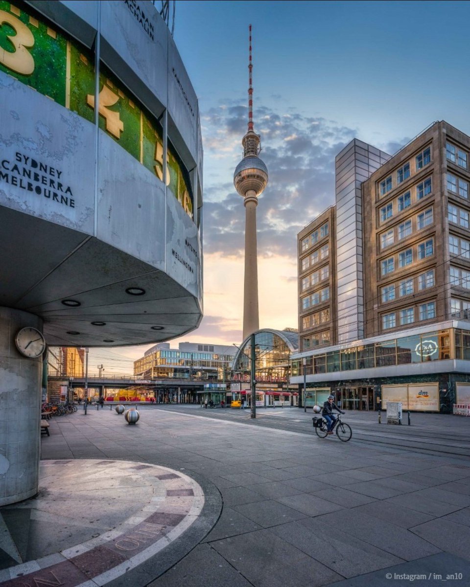 visitberlin's tweet photo. A little reminder: Today the clocks are changed in Germany ���🕜️ Who else turns the clock today? 🙋

#Sommerzeit #Zeitumstellung #Sunday️

📷 by @im_an10 https://t.co/FV50dV2tKM