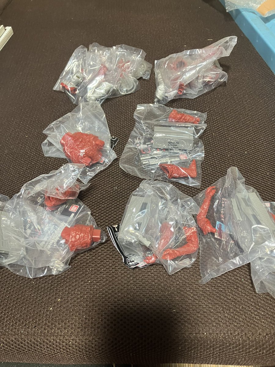 アルティメットルミナスの新作、とりあえず、セブンとセブンXが出るまで回してきた…。
パンドンの頭と胸部以外揃って、腕がダブった…💪💪 