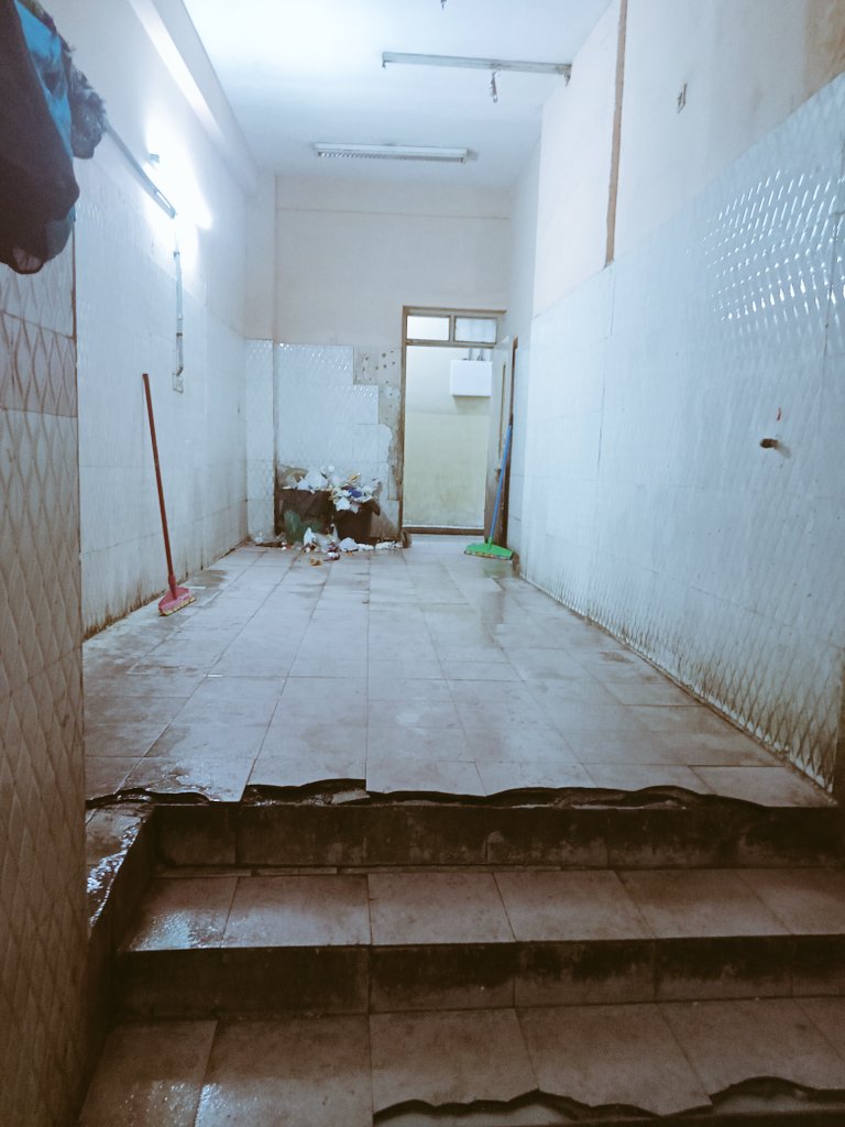 Anilkum73641016's tweet photo. The situation at Niloufer hospital is concerning. The washrooms have been unhygienic and dirty with no water since last night. Furthermore, the lift broke down yesterday evening, causing inconvenience to patients and their families who have travelled from distant places. https://t.co/LEAGotWtRp