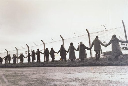 Greenham Common, 1980s UK, 1st peace camp, women-only, active for 19 yrs protesting nuclear weapons. Embrace the Base event-30,000 women held hands around the airbase fence housing Cruise Missiles, a 14-mile human chain #WomensArt
Every month on <a href="/womensart1/">#WOMENSART</a> is #womenshistorymonth