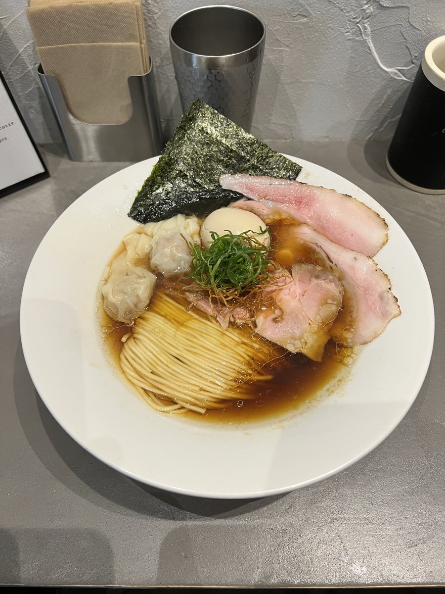 e_tk77's tweet photo. Ramen Break Beats
今まで食べたことのないラーメンだった。
特上醤油らぁ麺は
具材たくさんで満足感すごい。
美味しかった https://t.co/dtccPqYBiM