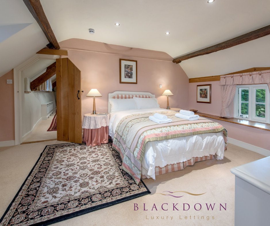 A little glimpse of the cozy country cottage interior of Lower Leigh, our thatched property situated in rural Devon!
.
.
.
.
#countrycottage #devonstays #uktourism #hottub #pool #shakerstyle