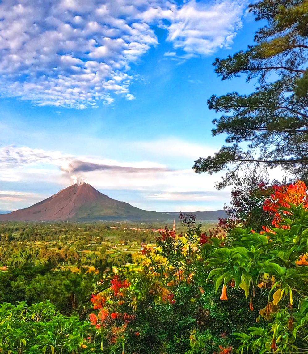 LoveSongs4Peace's tweet photo. Mount Sinabung volcano near Berastagi in Sumatra, Indonesia https://t.co/p2wrOx1O9L