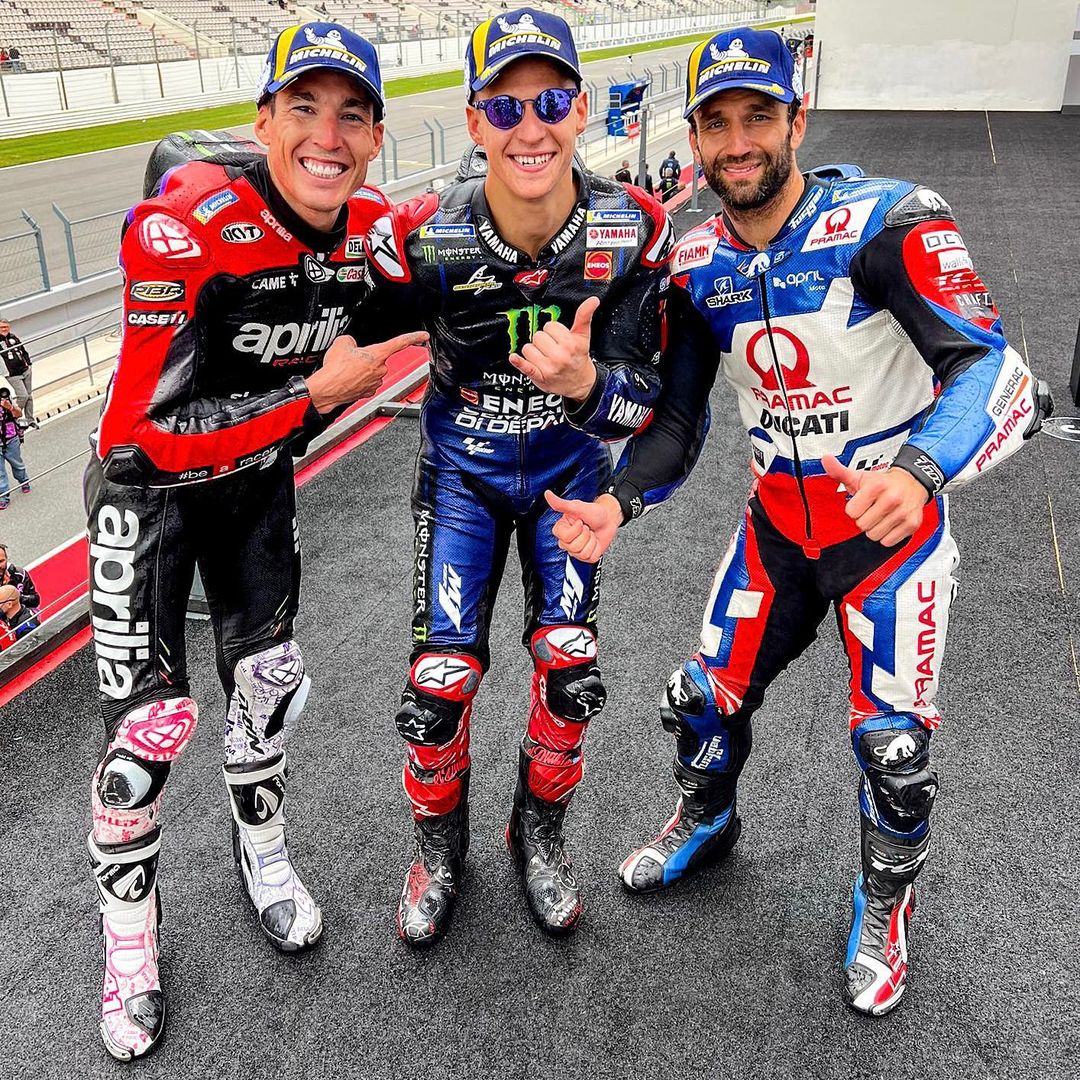 This time last year #PortugueseGP 🇵🇹 RACE @AIAPortimao:🏁

1⃣ @FabioQ20 #FQ20 🇨🇵🏆🍾
2⃣ @JohannZarco1 #JZ5 🇨🇵
3️⃣ @AleixEspargaro #AE41 🇪🇸

Who will it be in 2023??? 
#MotoGP #PortimaoGP #Algarve