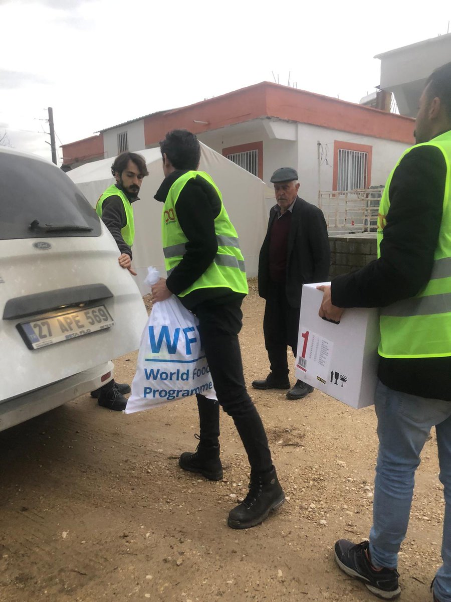 Gönüllülerimiz Harmanlı'da ihtiyaç duyulan malzemeleri ulaştırdı. 

Gölbaşı ve Harmanlı'da yaraları sarmak için elimizden geleni yapıyoruz. Bizimle gönüllü olarak çalışmak veya ihtiyaç duyulan hijyen ve gıda paketlerini yollamak için mesajınızı bekliyoruz!
#DayanışmaYaşatır