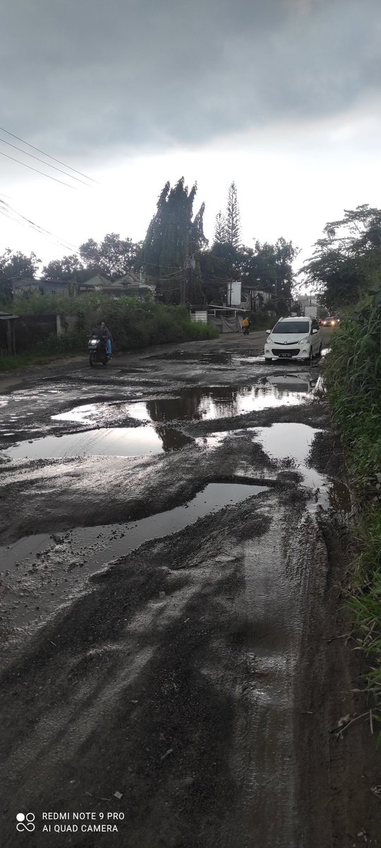 Yth Bapak <a href="/ridwankamil/">Ridwan Kamil</a>  mohon dibantu pak jalan di gunung putri Kabupaten Bogor dah parah banget cc <a href="/KemenPU/">Kementerian PU</a> <a href="/aheryawan/">Ahmad Heryawan</a> <a href="/CNNIndonesia/">CNN Indonesia</a>