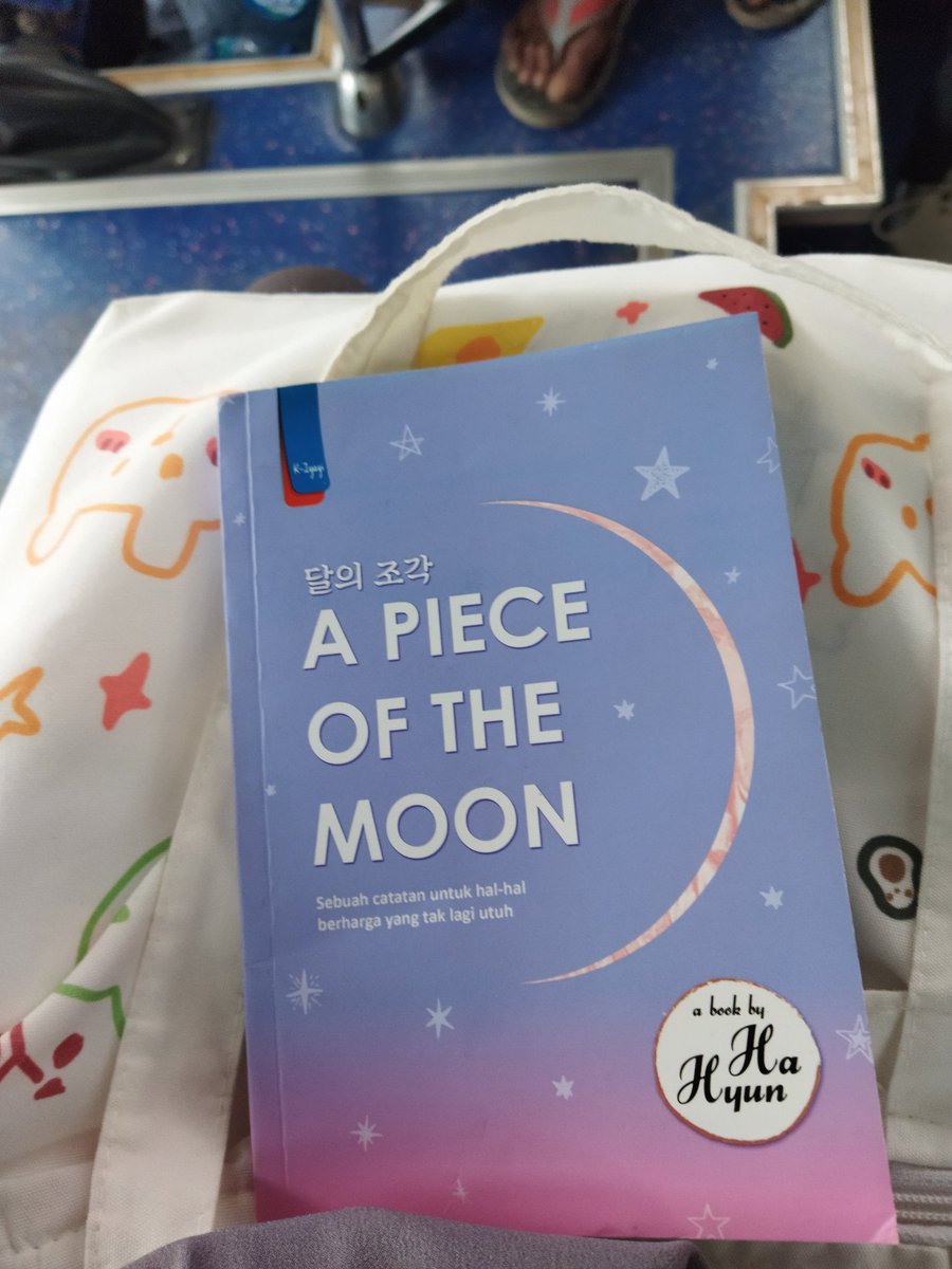 chamzeeya's tweet photo. ga pernah si, ga peduli jg. aku langganan baca buku tiap berangkat/pulang ngampus di dalem bus atau pas lagi nunggu bus dateng. kalo aku maen hp, pasti ada aja yang negor, "dek, awas hati-hati hp nya." tapi kalo aku baca buku gaada tuh yang negor wjwj karena mereka juga ga peduli https://t.co/rP8BRJ11PV