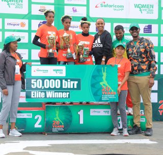 SafaricomET's tweet photo. Fayda Zewdu, @nnmusembi, and @KareCW, Representatives from Safaricom, were joined by @meseretdefar and @hailegebr in awarding the 3 elite winners from today's race
#SafaricomWomenFirst5KM #Berchi #FurtherAheadTogether @greatethrun https://t.co/GpEbzZKEoL