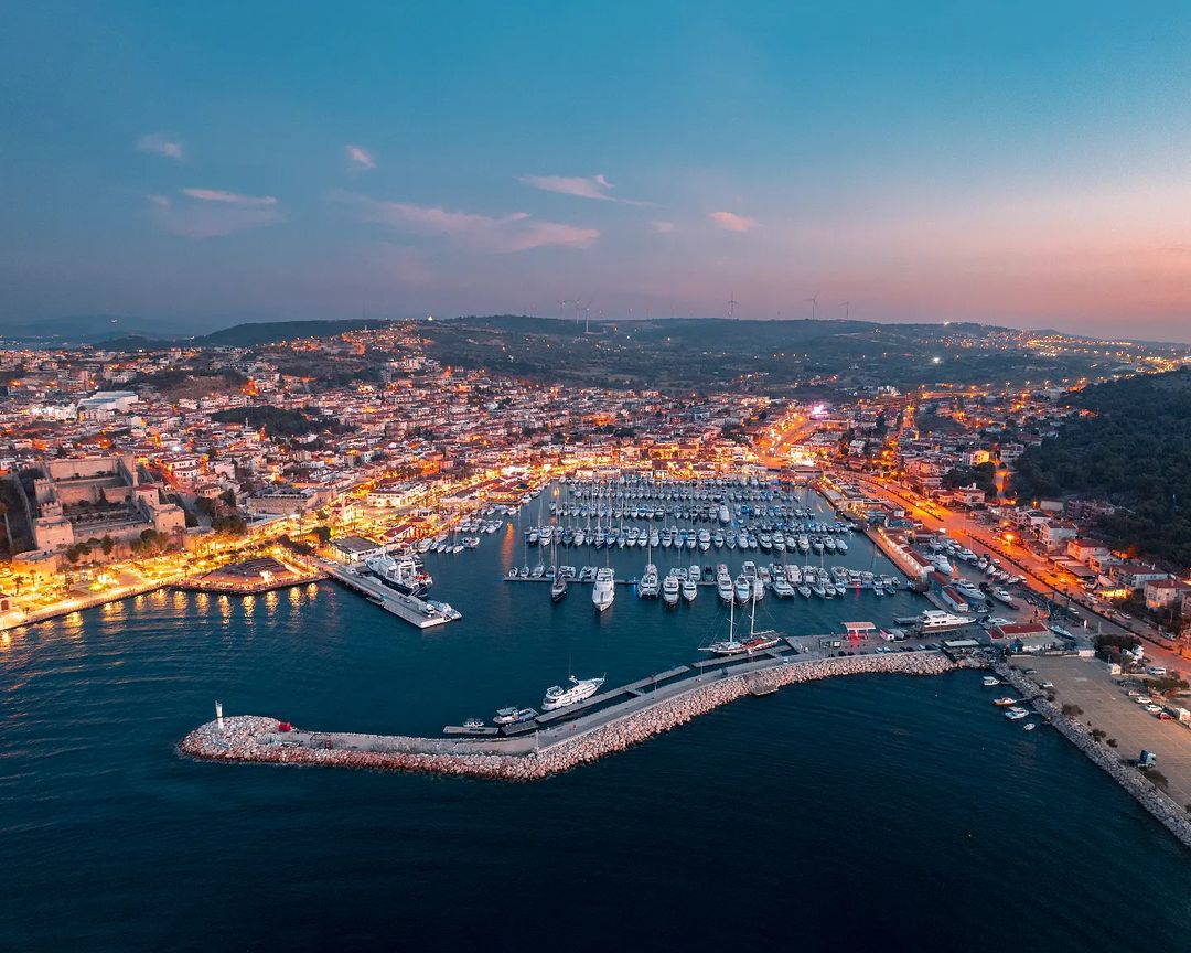 GoTurkiye's tweet photo. Çeşme is great for history, unique culture, nature, water sports, and beaches. Not to mention the world-famous Çeşme Marina, adding to the “big-city feel.” #İzmir

📸 IG: ylmz_ozan https://t.co/FVqQCnyqpJ