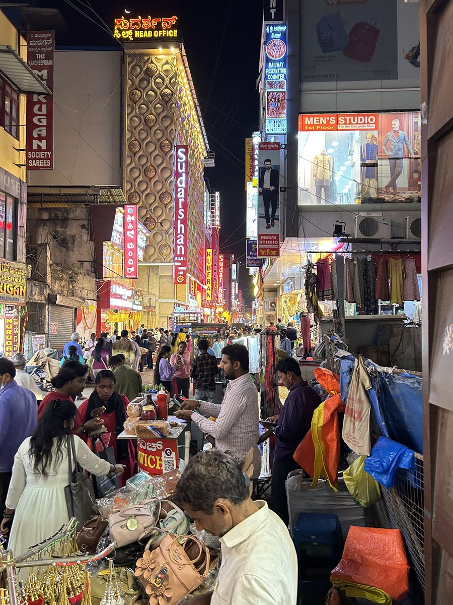 Crawling through the narrow lanes of chickpet last evening with @GullyTours There’s so much going on there which you can see and smell once you can filter out the throng and cacophony! #bangalore #walkingtours #markets #oldbangalore