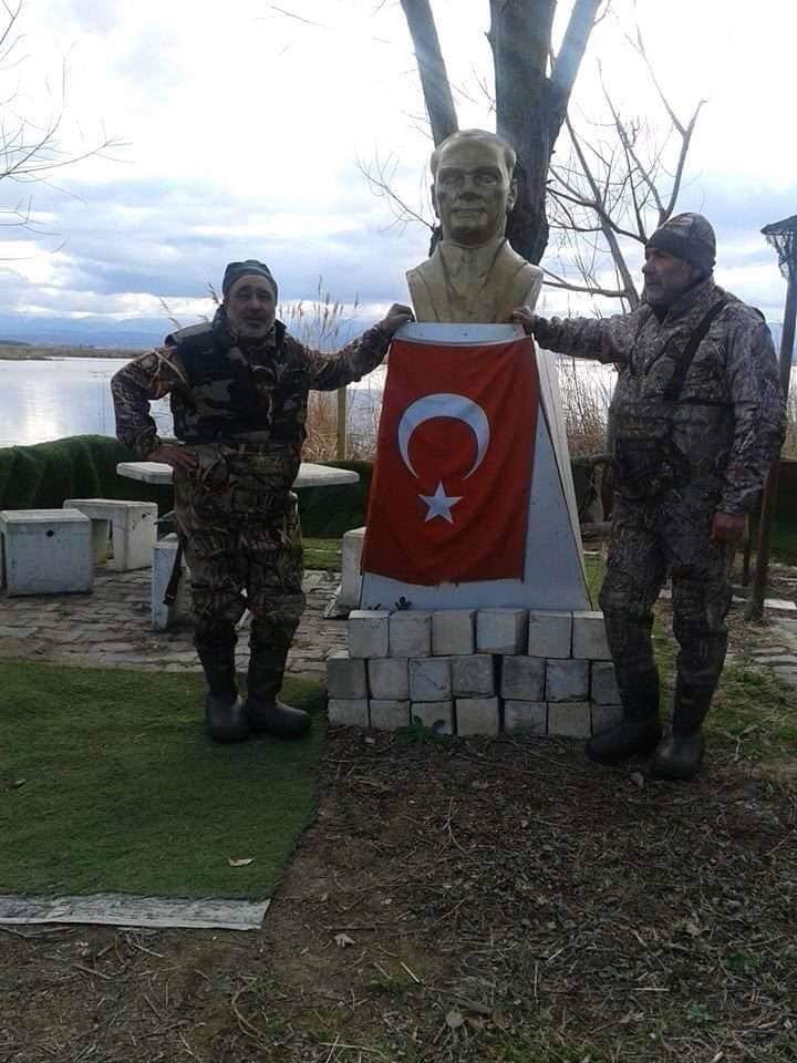 Bizim sevdamız belli Avcıdan hain çıkmaz. Doğanın her yerinde Atatürk 'ün izindeyiz. Ne farkımız var vatan ve millet için yaşamış #kuvvacılardan 81 ilde,973 ilçede, 32.125 mahallede , 18.211 köyde hep biz, her zaman biz varız. #AvcılıkKültürümüzdür yaşatacağız. 
<a href="/kilicdarogluk/">Kemal Kılıçdaroğlu</a>