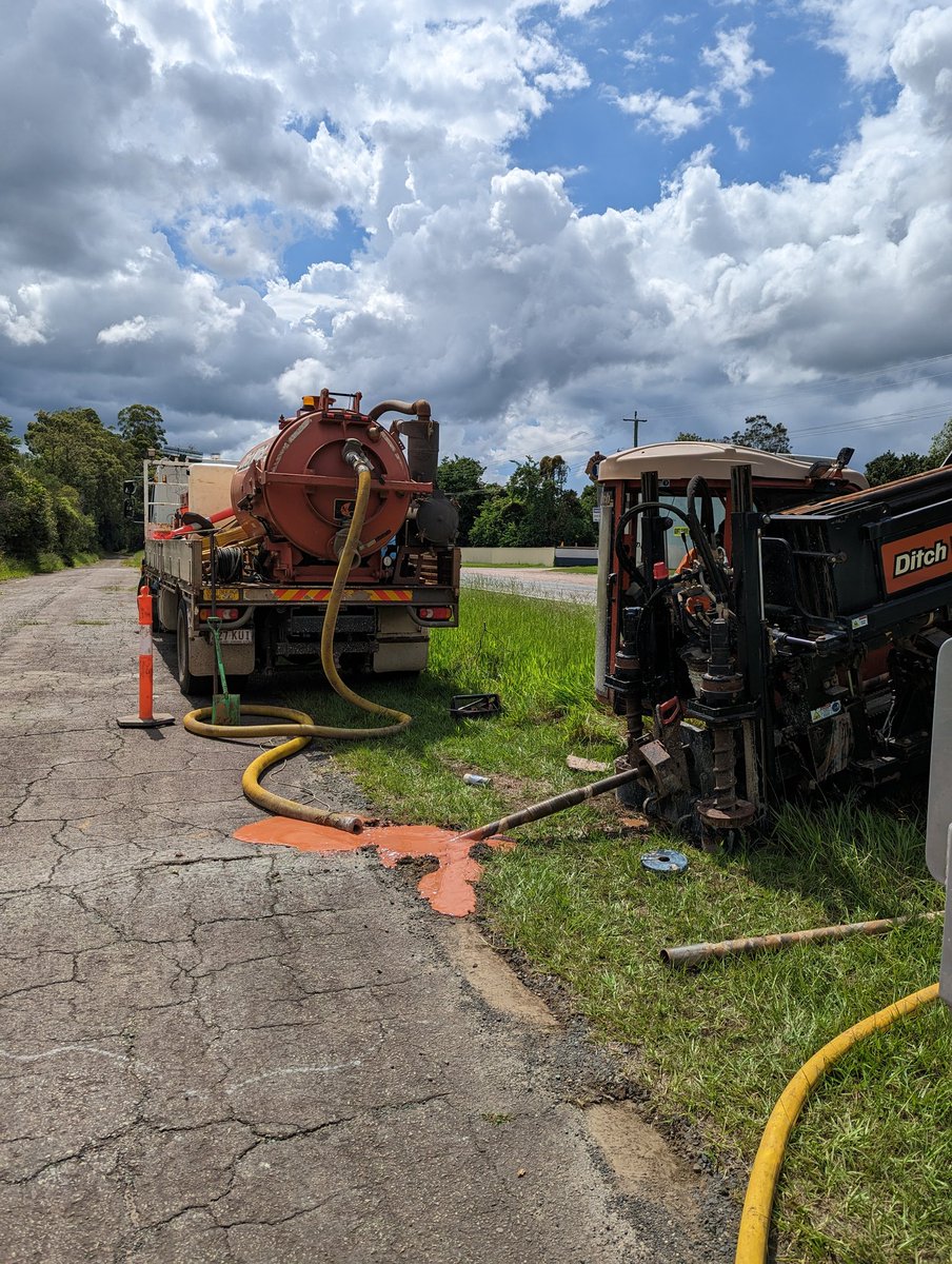 TorusNetworks's tweet photo. We have had a huge weekend on #ProjectHelios by #TFN. 5 rail crossings by 4 drill rigs by 3 civil subbies across 2 days with 1 big thanks to @QueenslandRail for all their assistance. #backhaul4all #digginginthedirt #highfibrediet #TitanTelecoms @civconex #Sublime #SCDD https://t.co/bKvGwumZRj