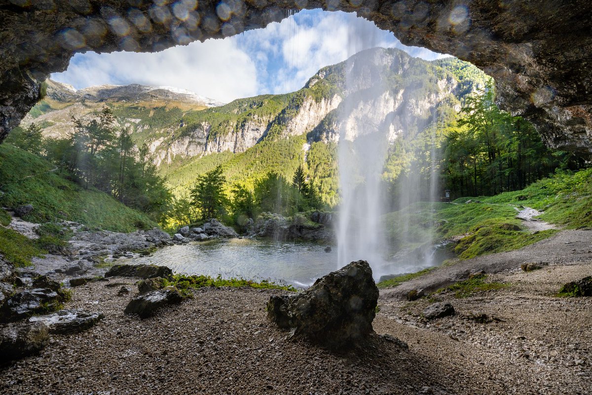 VisitFVG's tweet photo. Il Fontanone di Goriuda, da un'altra prospettiva!🤩 
Questo spettacolo della natura si trova a 📍 #Chiusaforte 

#iosonofvg #fvglive https://t.co/51o9KAROYi