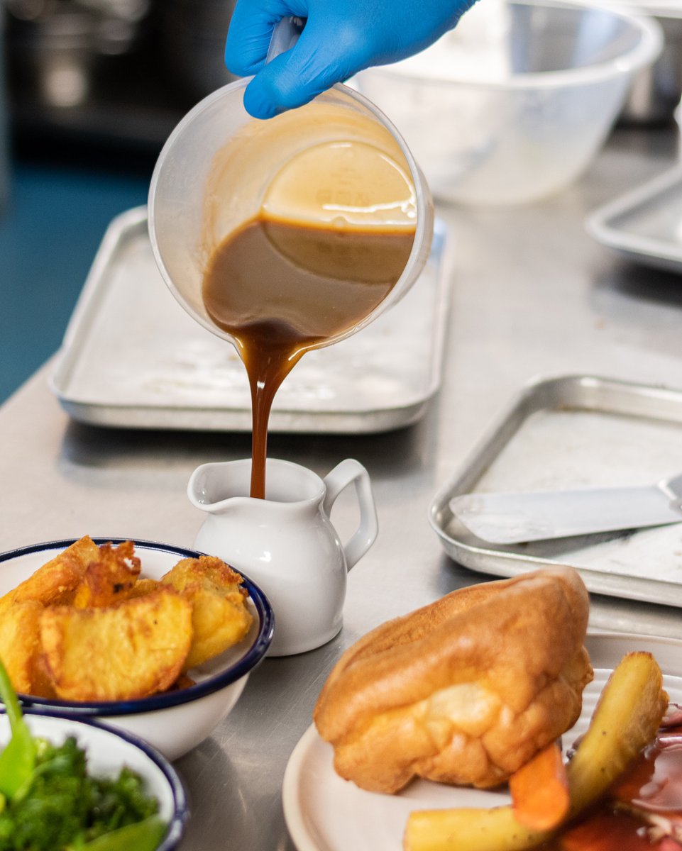 😲Fun Fact: The Sunday Roast is believed to have begun way back in 15th-century Britain during the reign of King Henry VII. Every Sunday, after church, his royal guards would enjoy a ritual of freshly roasted beef; this is where the affectionate term “Beefeaters” came from!