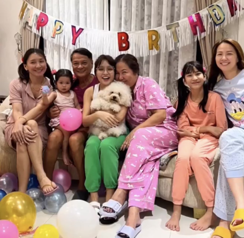 kowalerts's tweet photo. Kathryn Bernardo’s birthday salubong with her family, bestfriends (Trina &amp; Arisse), and of course, the one and only her boyfriend Daniel Padilla. 🥺🥰🥰🥰

QUEEN KATHRYN DAY
#KATHreignsAt27 https://t.co/0109ADGu3U