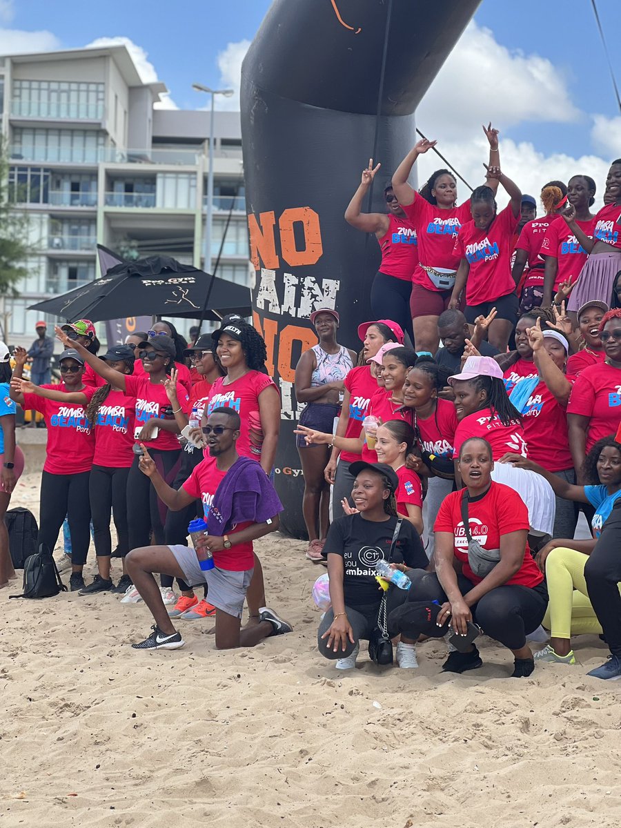 ubamoz's tweet photo. Jogging to Bond 
Zumba na Praia 😍

UBA x ProGym 

#zumba #joggingtobond #ubamz #progym #praia #costadesol #zumba #saude #fitness https://t.co/lCMlnzKpvj