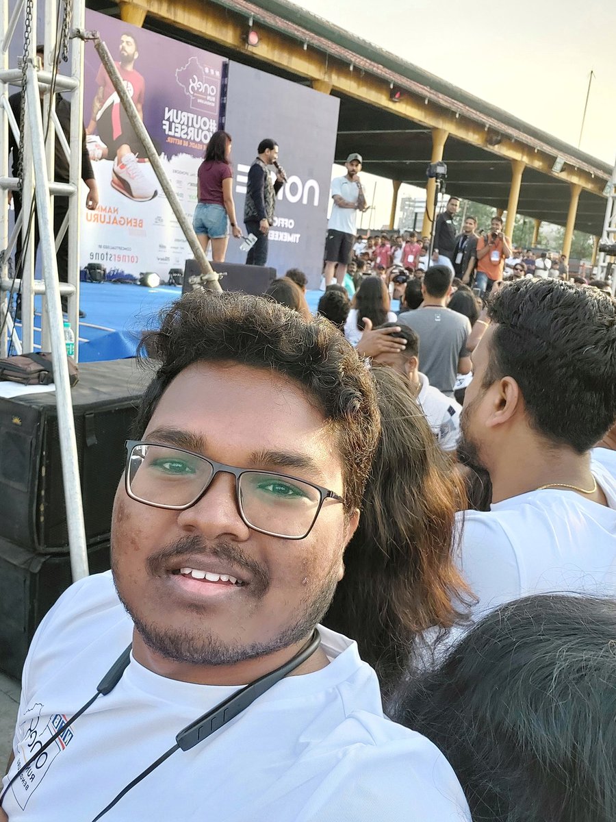 DevCSB's tweet photo. Got a chance to hear Virat Kohli speak at the One8run.
 Made Eye contact 4, 5 times, shouted Kohli Kohli 😍🤩.
King was kind enough to give me a selfie 🤪 out of everyone.
Watta feeling,Biggest Fan moment🤩 .
Love  you King 👑
#One8run
#OutrunYourself
#ViratKohli https://t.co/hH6OBXCqWq