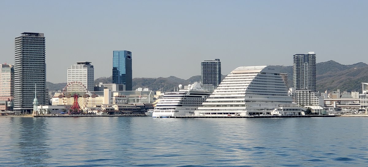 FoodToursJapan's tweet photo. Kobe Bay Cruise
What a splendid day out on the water admiring the stunning Kobe skyline, harbour and Rokko Mountain Range backdrop. This beautiful traditional-style Japanese boat is quite something with its stylish design and interior.
#setouchi #setouchitrip https://t.co/16juJhrCX2
