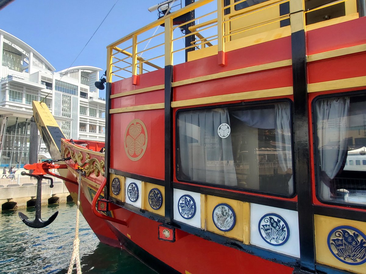 FoodToursJapan's tweet photo. Kobe Bay Cruise
What a splendid day out on the water admiring the stunning Kobe skyline, harbour and Rokko Mountain Range backdrop. This beautiful traditional-style Japanese boat is quite something with its stylish design and interior.
#setouchi #setouchitrip https://t.co/16juJhrCX2