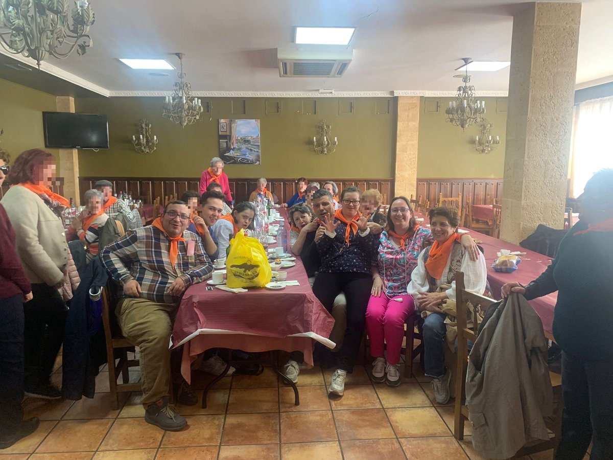 ElVisofyl's tweet photo. Ayer lo pasamos fenomenal el Alba de Tormes, con el Arciprestazgo en la peregrinación con el motivo del año jubilar teresiano. https://t.co/xTr920mZWv