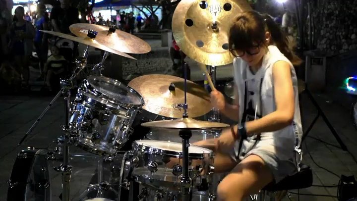 NuhumK's tweet photo. เคยหลงเสน่ห์กล้ามแขนมัดน้อยๆ เอ้ยย..หลงเสน่ห์ฝีมือและอินเนอร์ของความสุขในการตีกลองของน้อง #Swhite เมื่อหลายปีก่อน จนตอนนี้น้องแต่งงานมีครอบครัว มีตัวน้อยๆแล้ว คุณแม่สุดเท่ก็ยังพาตัวน้อยๆมาโชว์กลองด้วย 😍
Cr. https://t.co/w4S1XtDFVt https://t.co/7Iuu94PARX