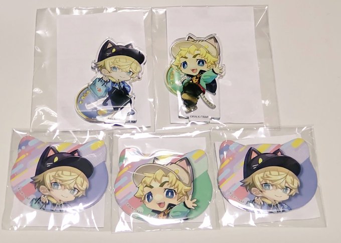 あまりにもアクスタ運がなさすぎたけどフォロワーさんの寛大な優しさにより2弾目アクスタ揃ったー!!缶バも揃った 