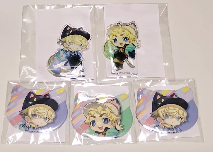 あまりにもアクスタ運がなさすぎたけどフォロワーさんの寛大な優しさにより2弾目アクスタ揃ったー!!缶バも揃った 