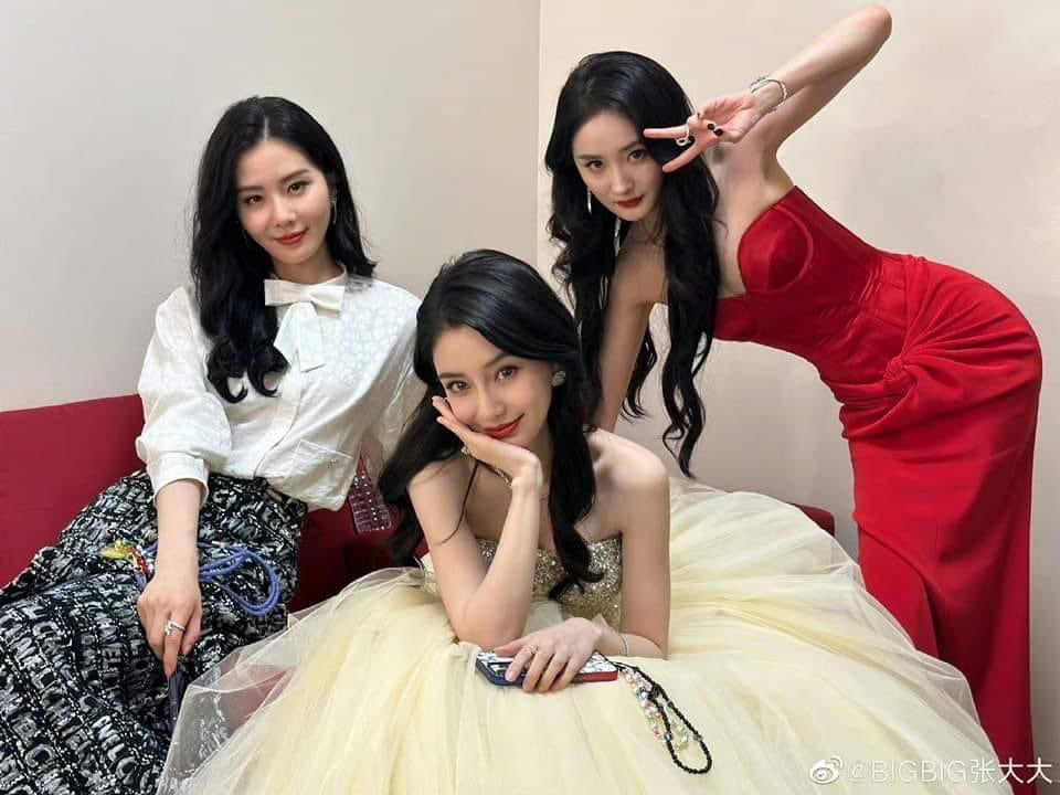 85🌸 #LiuShishi, #YangMi, #Angelababy took a group photo

#Cpop
