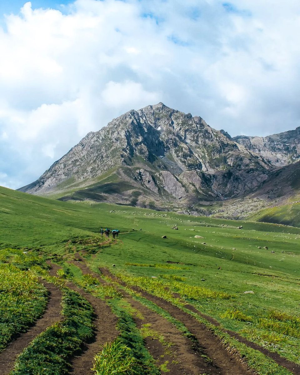 httadventures's tweet photo. Kashmir Great lakes 
One of the prettiest treks in the Indian Himaliyan
With it’s gorgeous meadows, picturesque campsites,
numerous alpine lakes and exceptionally stunning views
throughout the trail; this trek is packed with some
exciting rewards for adventure enthusiasts.
#kgl https://t.co/xET7xVvGfW
