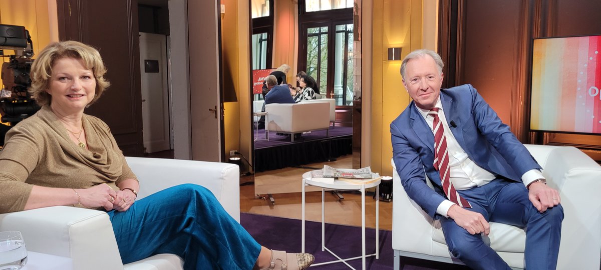 WNLOpZondag's tweet photo. WNL op Zondag: met BBB-leider @lientje1967 Caroline van der Plas, president-directeur van Shell Nederland Marjan van Loon, Frankrijk-correspondent @stefandevries en @nrc-journalist Wouter van Noort. #WNL https://t.co/pbjXnmZzHH