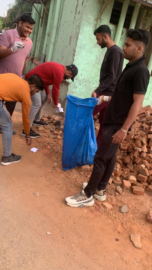 AskShivendra's tweet photo. अखिल भारतीय विद्यार्थी परिषद द्वारा जिला अस्पताल परिसर में चलाया गया स्वच्छता अभियान। @ABVPMB @ABVPVoice @ChetasSukhadia @DrMohanYadav51 @drnarottammisra @OfficeofSSC @yogeshkumar4bjp @yagywalkya @GaneshSingh_in https://t.co/lwWsBNmoX0