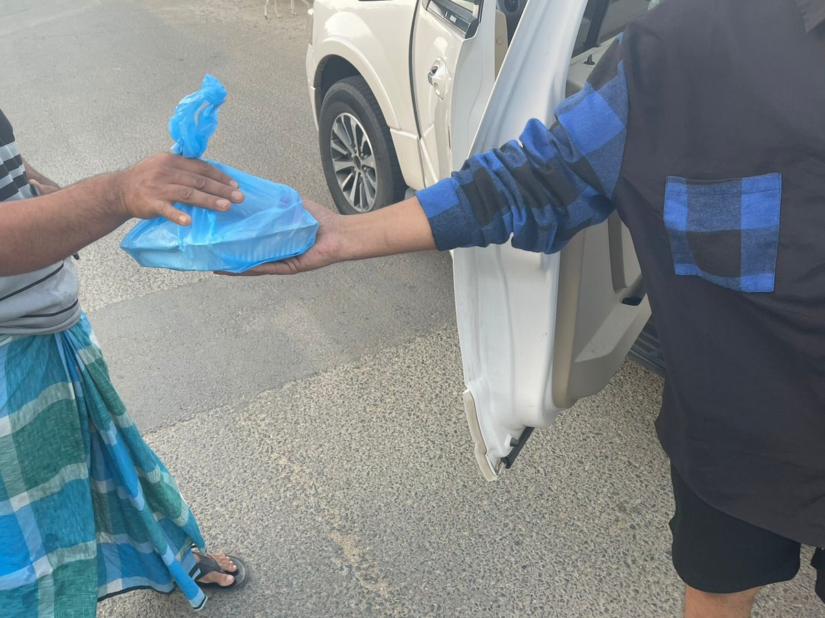 3 رمضان 🌙 
   
للعام الرابع  على التوالي وفي اليوم الواحد من أيام شهر #رمضان       المبارك ،وبالتعاون مع شركة جاهز <a href="/JahezApp/">جاهز</a> ومطعم ذوق البهارات ، ومؤسسة أعمال الشاطىء وفرق الجمعية قامت الجمعية بتوزيع (850) وجبة بمحافظات المنطقة 
#معين_تعين_وتعاون
#إفطار_صائم