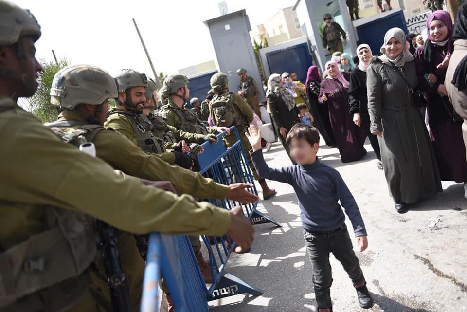 لن تر هذا المشهد في الاعلام العربي! رمضان 2023 
طفل فلسطيني يمد يده للجنود الاسرائيليين