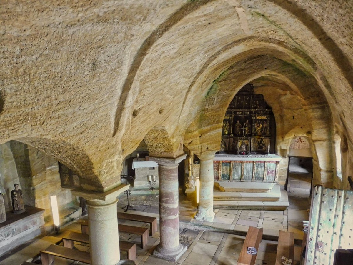 RomanicoEspana's tweet photo. La espectacular iglesia hipogea de los Santos Justo y Pastor de Olleros de Pisuerga (Palencia); completamente excavada en un peñón rocoso respetando rigurosamente las hechuras románicas. Una joya del arte rupestre cristiano medieval aún hoy con culto #BuenosDias #FelizDomingo https://t.co/vOmSgvnd8n