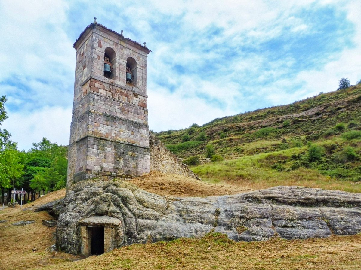 RomanicoEspana's tweet photo. La espectacular iglesia hipogea de los Santos Justo y Pastor de Olleros de Pisuerga (Palencia); completamente excavada en un peñón rocoso respetando rigurosamente las hechuras románicas. Una joya del arte rupestre cristiano medieval aún hoy con culto #BuenosDias #FelizDomingo https://t.co/vOmSgvnd8n