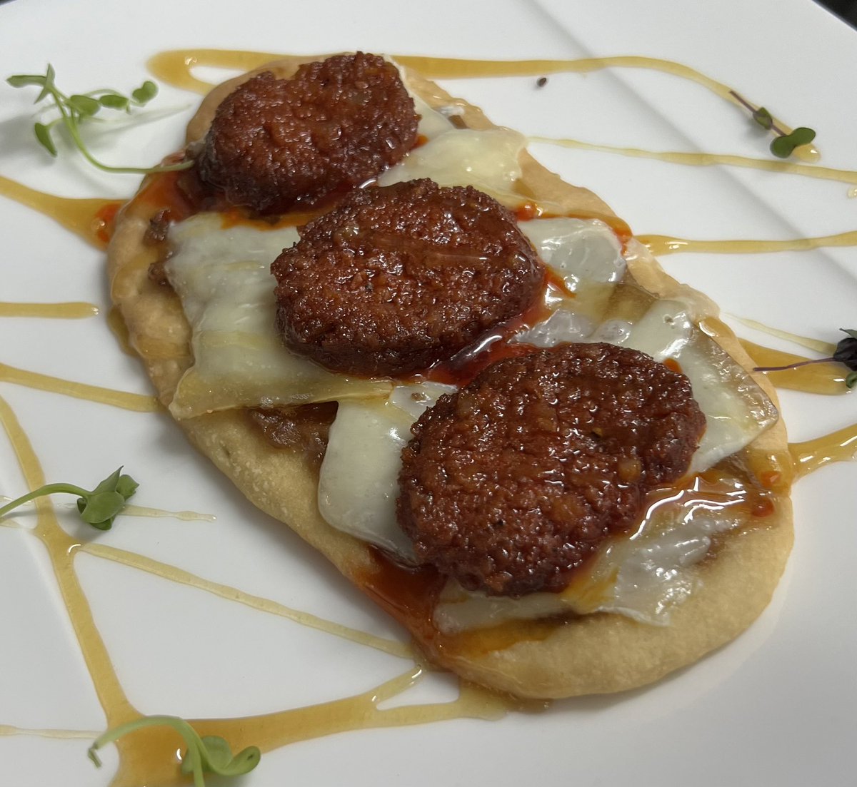 LaSalseta's tweet image. Coca de #formatge de @molideger #cerdanya amb sobrassada #eco de @genisnoguera i mel de #sitges