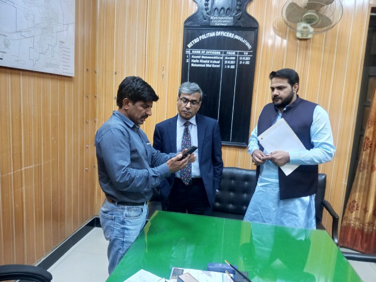commissionerswl's tweet photo. کمشنرساہیوال ڈویژن شعیب اقبال سید کا میٹروپولیٹن کارپوریشن ساہیوال کا دورہ
کمشنرنےایم سی میں موجودمختلف برانچ کا جائزہ لیا۔اس موقع پرچیف آ��یسر کاشف محمود بھی موجود تھے
@CMPunjabOffice @GovtofPunjabPK @CS_Punjab @ACSPunjabOffice @DgprPunjab @punjab_dgpr @OfficeSahiwal https://t.co/WSrOXZpUFp