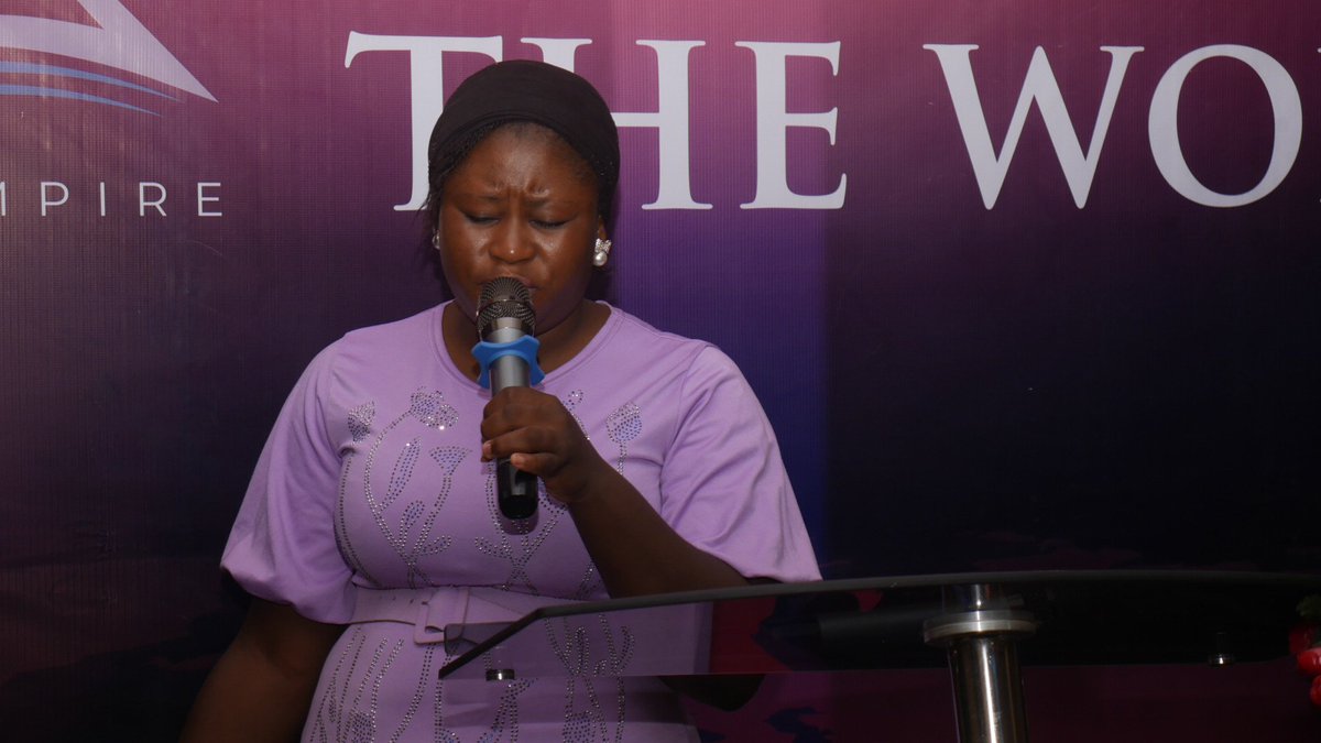 TheChristEmpire's tweet photo. Sis Blessing ministering in worship🔥
Through soaking worship, we can quiet our hearts and minds, and allow God's Spirit to minister to us 🎶
#SoakInThePresence #WorshipTogether
#TheChristEmpire
#SuperSundayService
#ActivatingTheBlessing
#PBB
#FixingTheWorldWithTheWord https://t.co/JSFVeXYmz2